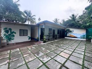 a house with a mural on the side of it at Sadafuli Guest House Assagao in Assagao