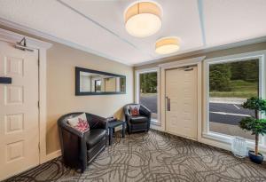 a waiting room with two chairs and a window at SureStay Hotel by Best Western Rossland Red Mountain in Rossland