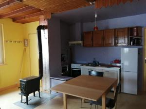 Kuchyň nebo kuchyňský kout v ubytování Appartement confortable à Cleurie avec jardin