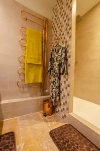 a bathroom with a shower with yellow towels at A l'ombre de la cathedrale in Troyes