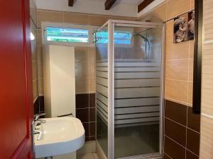 a bathroom with a shower and a sink at Appartement spacieux à Sainte-Rose, 70 m² avec jardin in Sainte-Rose +13 photos