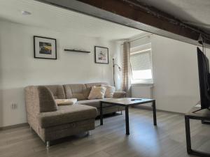 a living room with a couch and a coffee table at DG-Ferienwohnung nähe Legoland, mit großer Terrasse in Sontheim an der Brenz