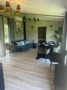 Posezení v ubytování Forest Resort House