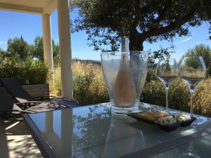 una mesa de cristal con copas de vino y un plato de comida en Villa Les Restanques, en Bandol