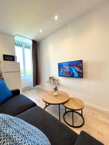 a living room with a couch and a table at Duplex urbain proche centre-ville de Lyon in Lyon