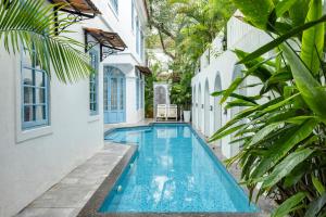 a swimming pool in the courtyard of a house at Sereno Pearl 3bhk luxury villa with private pool Assagaon in Assagao