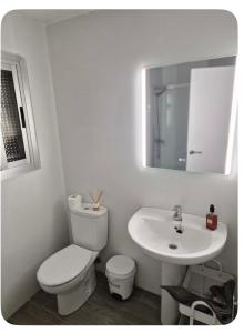 Un baño blanco con inodoro y lavabo. en Habitación BNB cama doble, en Albacete