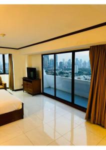 Μια τηλεόραση ή/και κέντρο ψυχαγωγίας στο Omni Tower Nana- Fully Furnished Apartments Bangkok