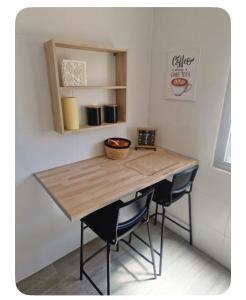 una mesa en una habitación con dos sillas alrededor en Habitación BNB cama doble, en Albacete
