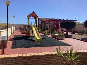 Un parque infantil con un tobogán en un patio en Casa Zahraa, en Mazarrón