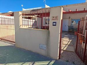 una entrada a un edificio con una valla en Casa Zahraa, en Mazarrón