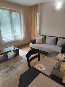 ein Wohnzimmer mit Sofa und Tisch in der Unterkunft Evrika home 19 in Pamporowo
