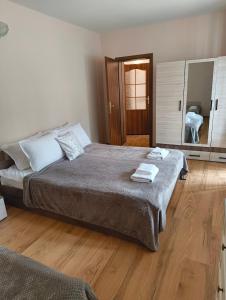 ein Schlafzimmer mit einem Bett mit zwei Handtüchern darauf in der Unterkunft Evrika home 19 in Pamporowo
