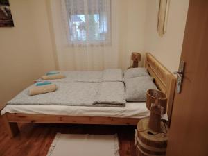 une chambre avec un lit avec des oreillers et une fenêtre dans l'établissement Zacisze, à Kołczewo