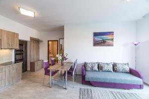 uma sala de estar com um sofá e uma mesa em Residence iL Lago em Cluj-Napoca