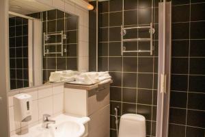Un baño de Aava Hotel