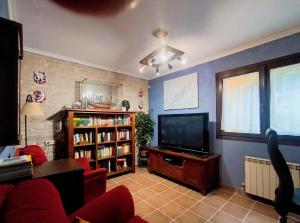 TV a/nebo společenská místnost v ubytování El Corral Del Acebo