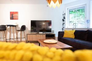 a living room with a couch and a table at Schnuckenstube Souterrain im Grünen in Schneverdingen