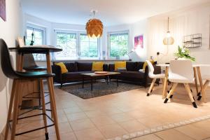 a living room with a couch and a table at Schnuckenstube Souterrain im Grünen in Schneverdingen