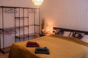 a bedroom with a bed with two towels on it at Schnuckenstube Souterrain im Grünen in Schneverdingen