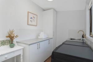 Η κουζίνα ή μικρή κουζίνα στο Lava House WIFI central heating cooling CBD +20 φωτογραφίες