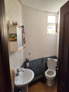 a bathroom with a toilet and a sink at Appartement high standing piscine jardin mer proche Mohammedia in Figuiq