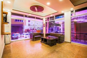 Χώρος καθιστικού στο Embellish Inn