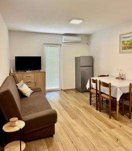 Μια τηλεόραση ή/και κέντρο ψυχαγωγίας στο Holiday House Tomajna