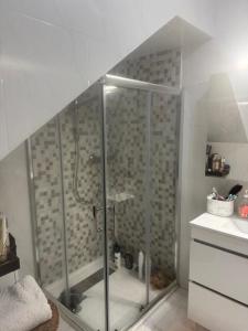 een badkamer met een douche met een glazen wand bij Beautiful duplex with sea view in Vila Praia de Âncora