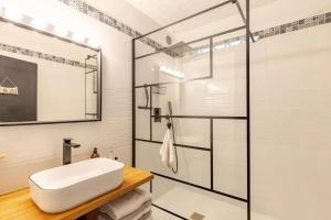 un bagno con lavandino e doccia di Maison avec jardin privé à Plaisance-du-Touch a Plaisance-du-Touch Altre 15 foto