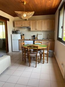 Η κουζίνα ή μικρή κουζίνα στο Appartement cosy avec vue sur remparts à Aigues-Mortes