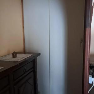 une cuisine avec un réfrigérateur blanc et un comptoir dans l'établissement Maison familiale à Maillé avec vélos, à Maillé 16 autres photos