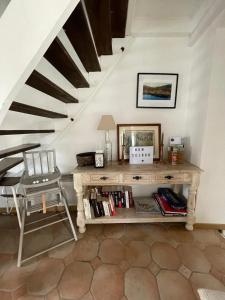 Příslušenství pro přípravu čaje a kávy v ubytování Maison de vacances avec jardin à Vienne-en-Arthies, 110 m²