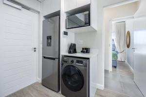 Kuchyň nebo kuchyňský kout v ubytování Esplanade Hermanus Central Sea Views