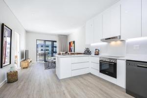 Kuchyň nebo kuchyňský kout v ubytování Esplanade Hermanus Central Sea Views