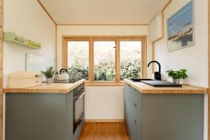 Кухня або міні-кухня у Walnut Cottage