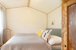 Ліжко або ліжка в номері Walnut Cottage
