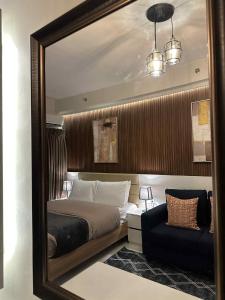 Giường trong phòng chung tại Hotel-like Entire Unit at Fame Residences