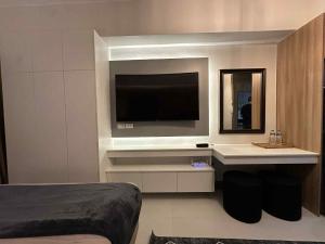 TV/trung tâm giải trí tại Hotel-like Entire Unit at Fame Residences