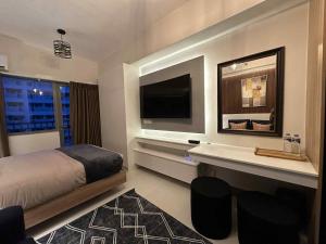 Giường trong phòng chung tại Hotel-like Entire Unit at Fame Residences +12 ảnh