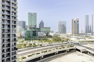 Pemandangan umum bagi Abu Dhabi atau pemandangan bandar yang diambil dari apartmen