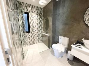 un bagno con doccia, WC e lavandino di Title HALO 1 - Modern 1BR Pool View Walk to Nai Yang Beach a Nai Yang Beach Altre 20 foto