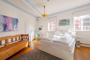 a white bedroom with a bed and a desk at Stilhaus 370qm 1 bis 8 Erw und 2 Kids zentral P in Königsbach Stein