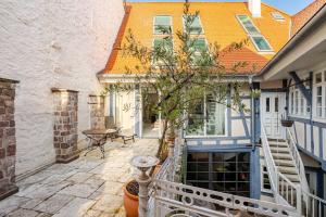 a patio with a white and blue house at Stilhaus 370qm 1 bis 8 Erw und 2 Kids zentral P in Königsbach Stein