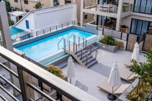 Bazén v ubytování Esplanade Hermanus Central Sea Views nebo v jeho okolí