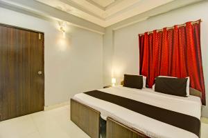 Ένα ή περισσότερα κρεβάτια σε δωμάτιο στο FabHotel Jaswitha Grand