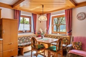 Un comedor con mesa y sillas en Biobergbauernhof Bergzeit Apartment, en Goldegg 18 fotos más