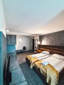 a hotel room with two beds in a room at Hotel City Center in Braşov