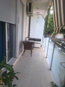 Un porche vacío con un banco en un edificio. en Seaside stay center of Budva, en Budva 4 fotos más