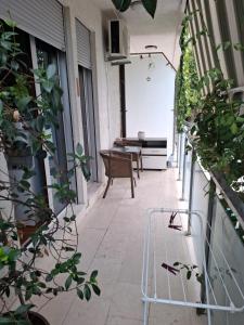 un patio vacío con una mesa y algunas plantas en Seaside stay center of Budva, en Budva